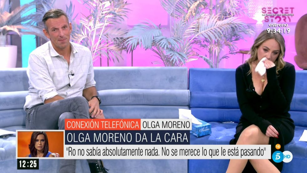 el presentador y la colaboradora de telecinco en el plató del programa