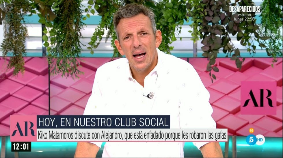 el presentador, con camisa blanca, en 'el programa de ana rosa'