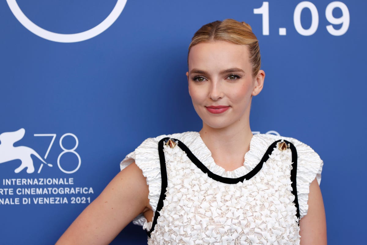 venice, italy   september 10  jodie comer attends the photocall of 20th century studios movie the last duel during the 78th venice international film festival on september 10, 2021 in venice, italy  photo by john phillipsgetty images for 20th century studios