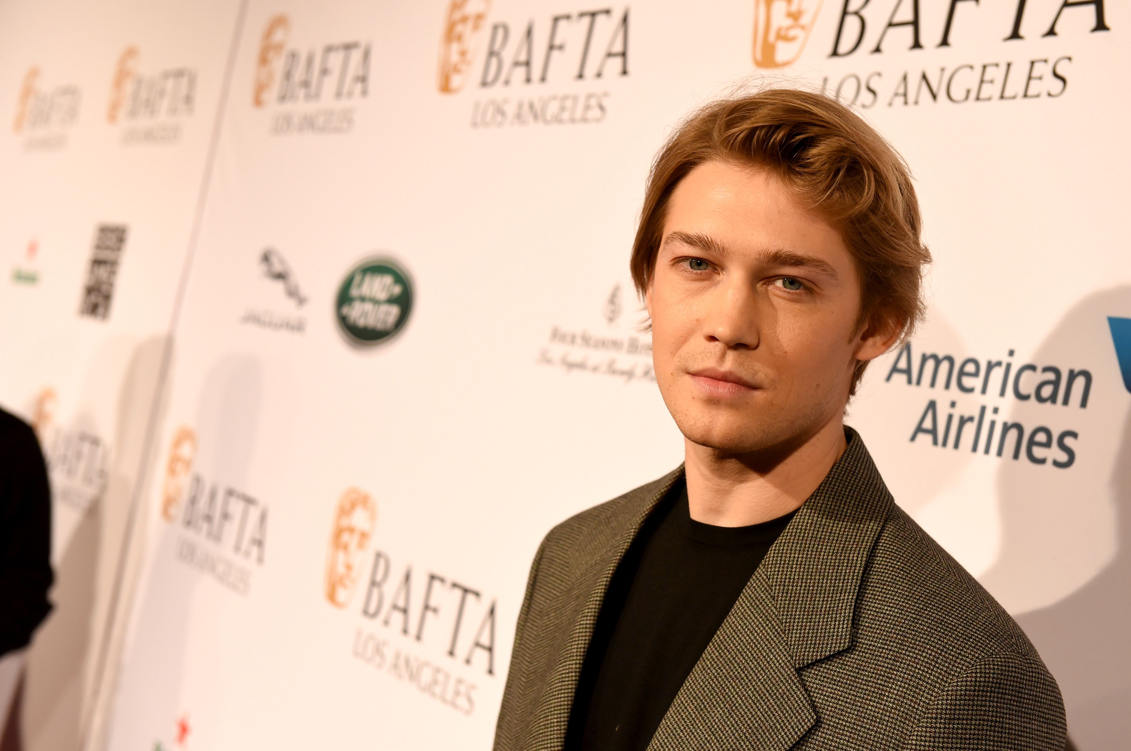 Joe Alwyn, chi è iel fidanzato di Taylor Swift