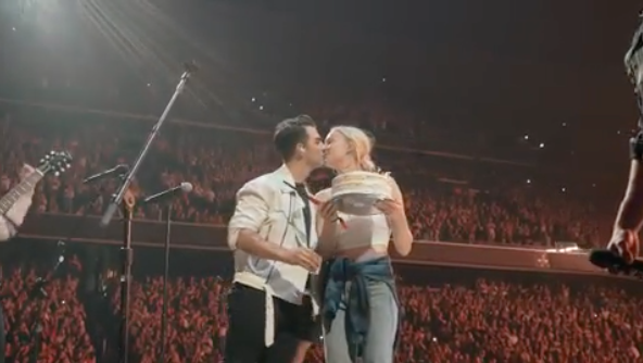 Performance, Sport venue, Interaction, Event, Stage, Audience, Kiss, Crowd, Song, Concert, 