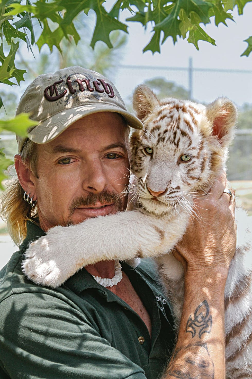 In Exotic Animal Park in Oklahoma poseert Joseph MaldonadoPassage Joe Exotic met een welpje Joe Exotic fokte en verhandelde grote aantallen tijgers en kruisingen maar werd in april 2019 veroordeeld voor het beramen van twee huurmoorden en zeventien diergerelateerde misdrijven waaronder het doden van vijf tijgers
