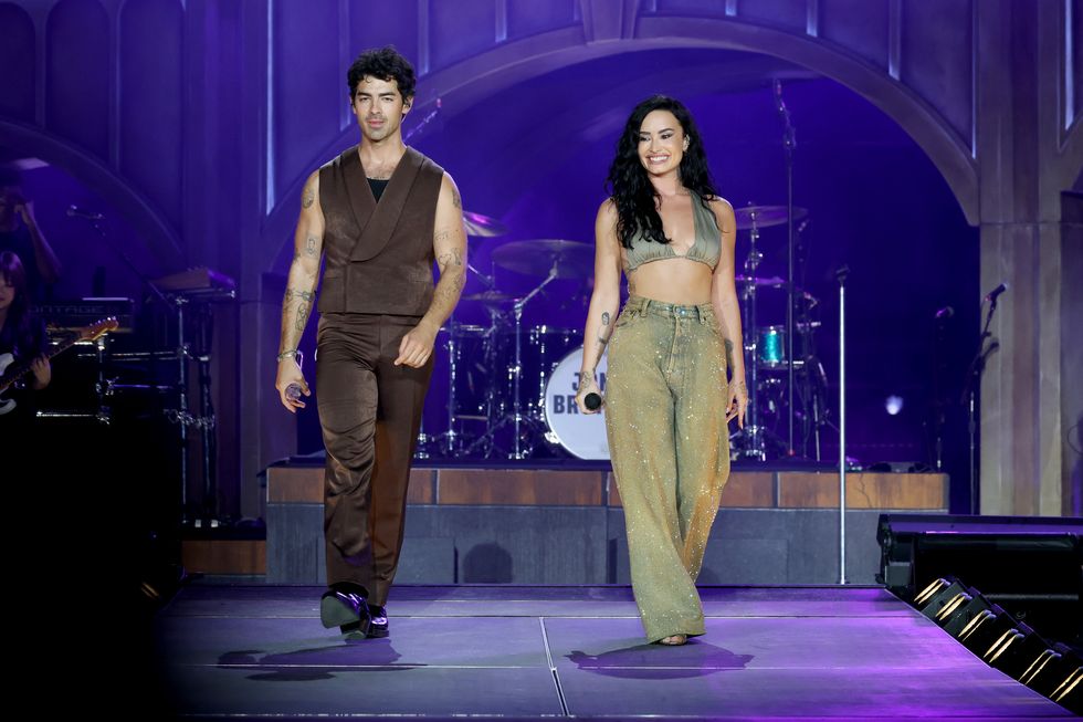 Jonas Brothers: jonas20 saludos desde tu ciudad natal. Comienza la gira en Nueva Jersey.
