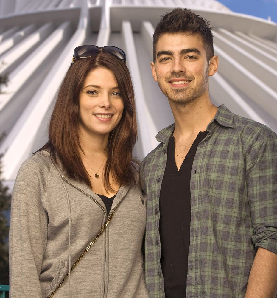 Joe Jonas Talks Losing Virginity to Ashley Greene in Reddit AMA - Joe Jonas  Virginity Story