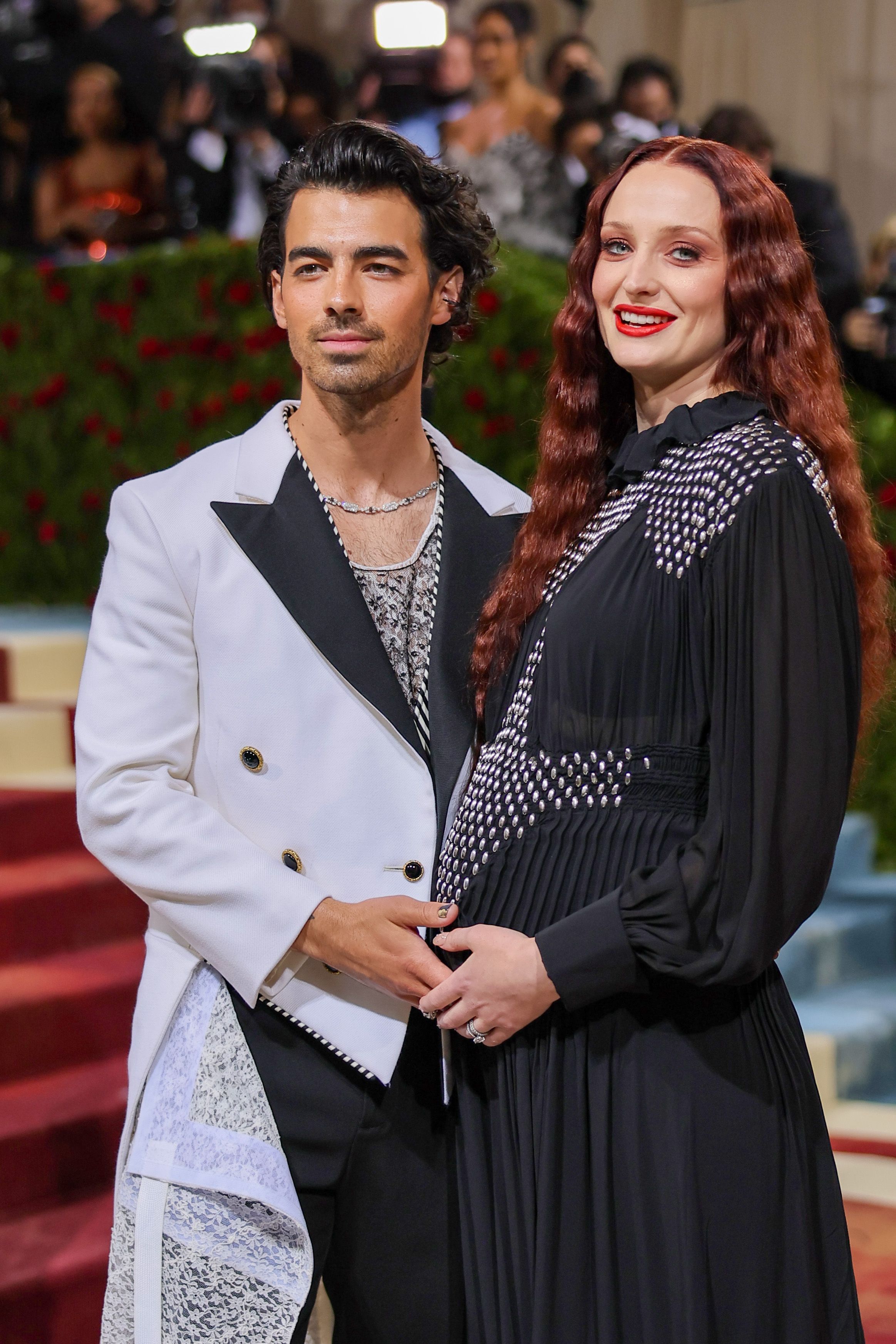 Sophie Turner & Joe Jonas Walk the Met Gala Red Carpet After Marrying in  Las Vegas