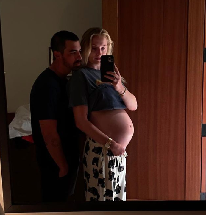 Sophie Turner Flashes Bare Baby Bump While Shopping with Joe Jonas: Photo  4756851, Joe Jonas, Pregnant Celebrities, Sophie Turner Photos