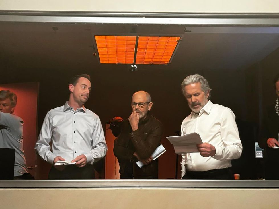 Sean Murray, Joe Spano und Gary Cole stehen vor einem NCIS-Bildschirm hinter den Kulissen