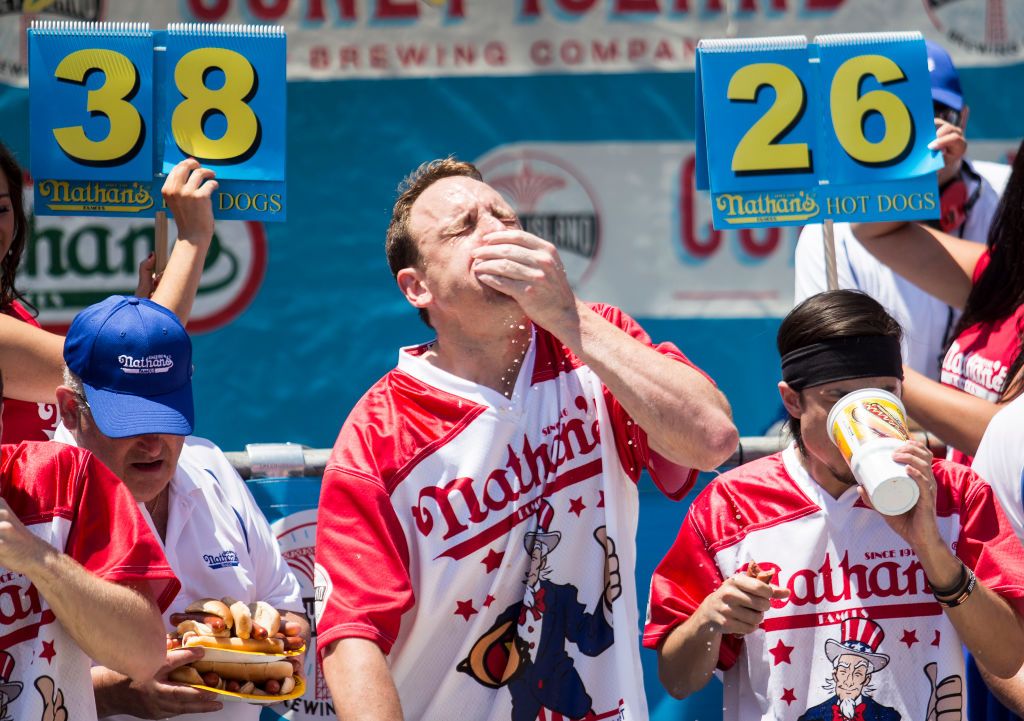 Joey Chestnut sets new record at post-pandemic hot dog race - WTOP