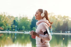 mujer corriendo con auriculares