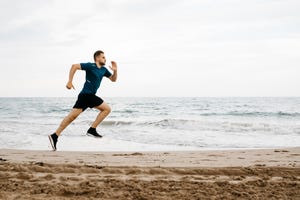 hombre corriendo en la playa