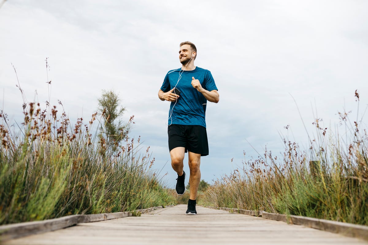 Los mejores audífonos para correr y hacer ejercicio (según gente que corre  y hace ejercicio) - La Tercera