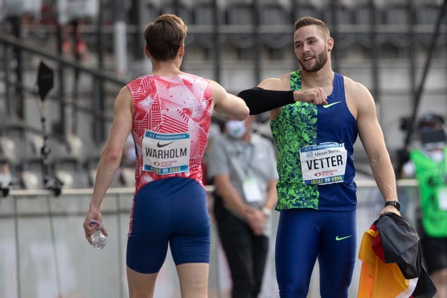karsten warholm y johannes vetter se saludan con el codo por la distancia social en la reunión de atletismo istaf de berlín 2020