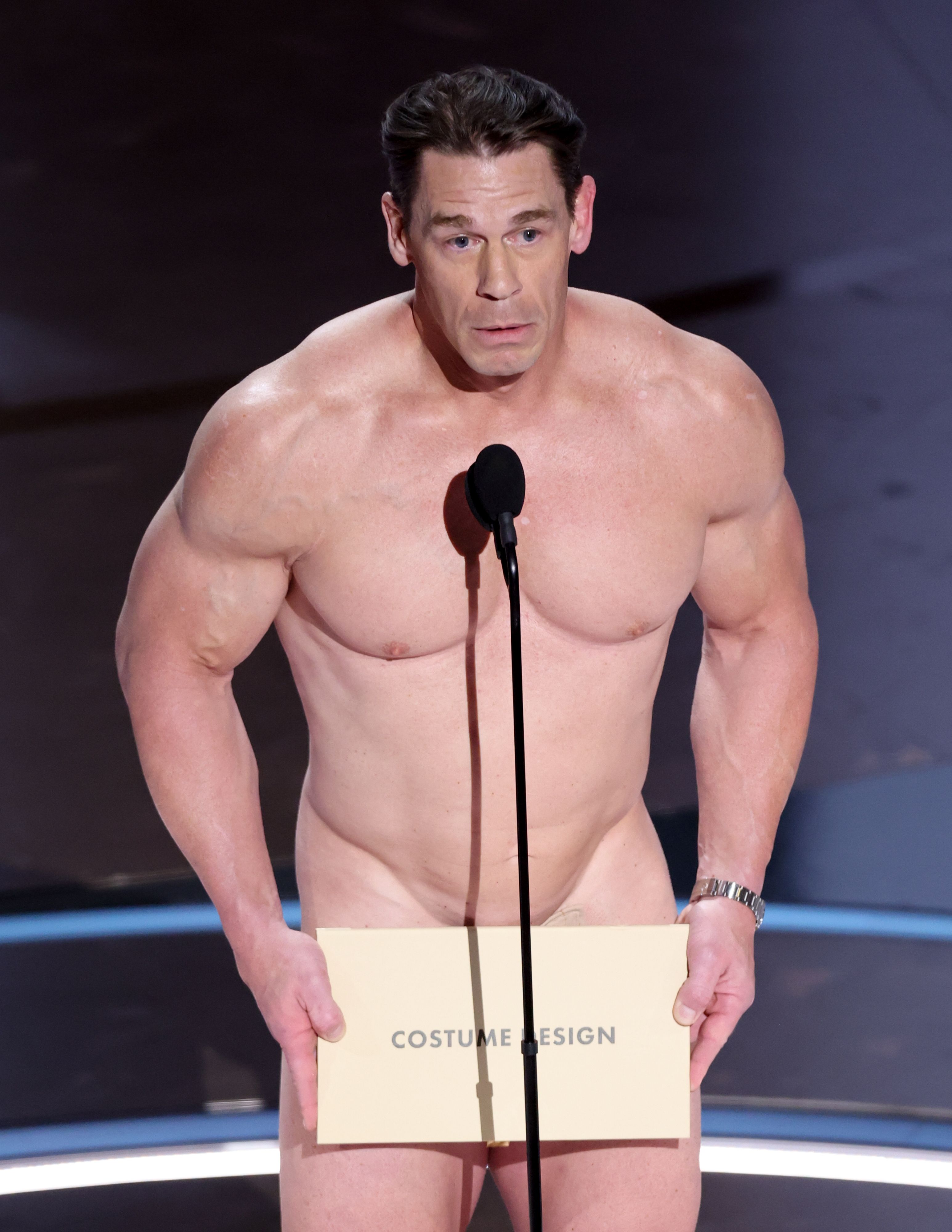 John Cena aparece sin ropa en pleno directo de los Premios Oscar 2024 y  detiene la gala: 