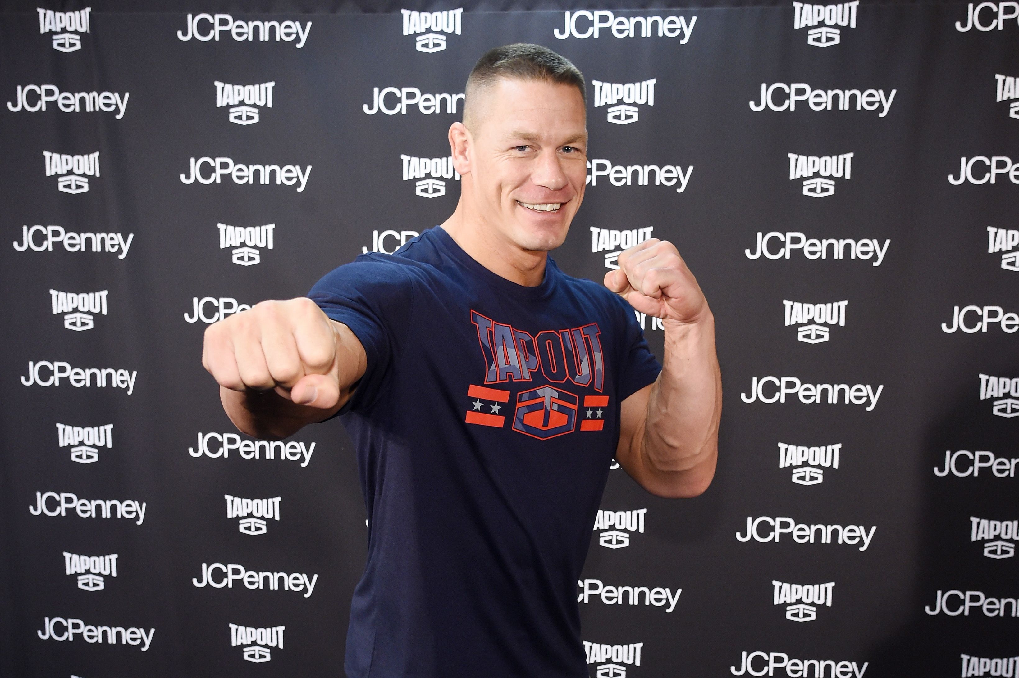 John Cena, músculos al desnudo - Conspiración del coronavirus