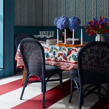 Dining room with floral tablecloth interior design midimalist