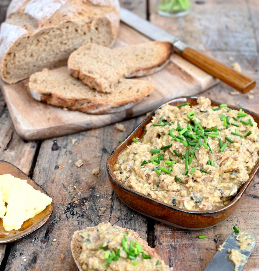 Dish, Food, Cuisine, Ingredient, Rillettes, Produce, Cheese spread, Staple food, Side dish, Finger food, 