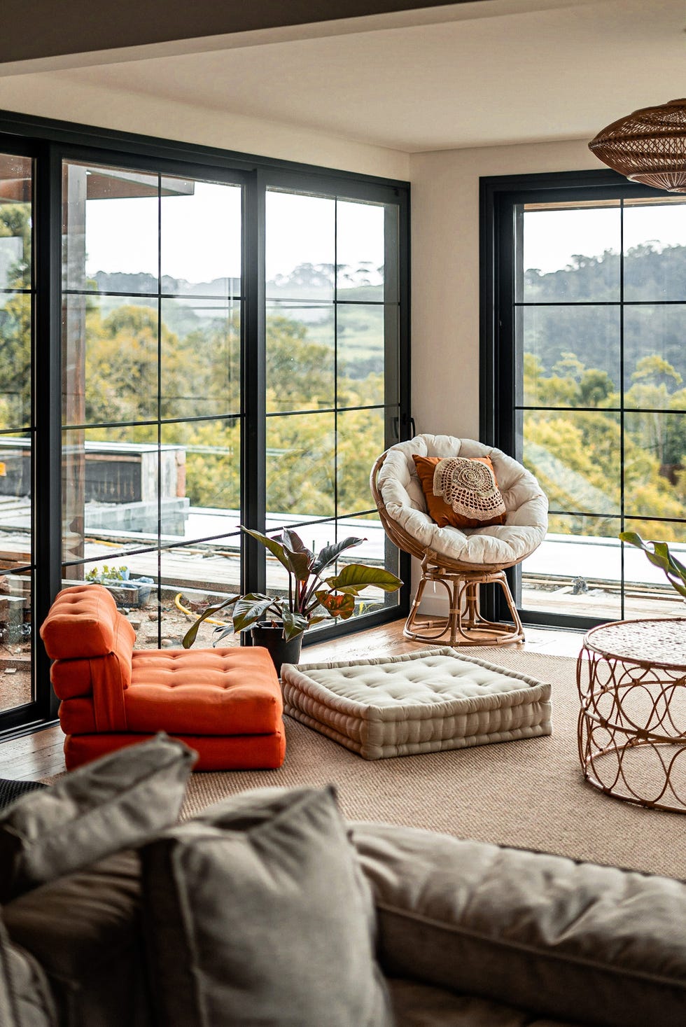 porche cubierto con muebles de ratán