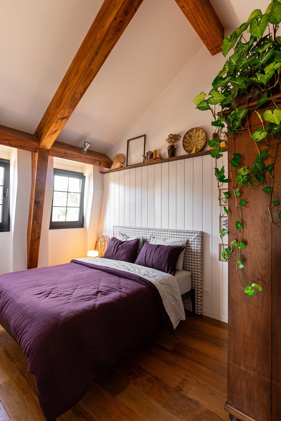 dormitorio abuhardillado con vigas vistas