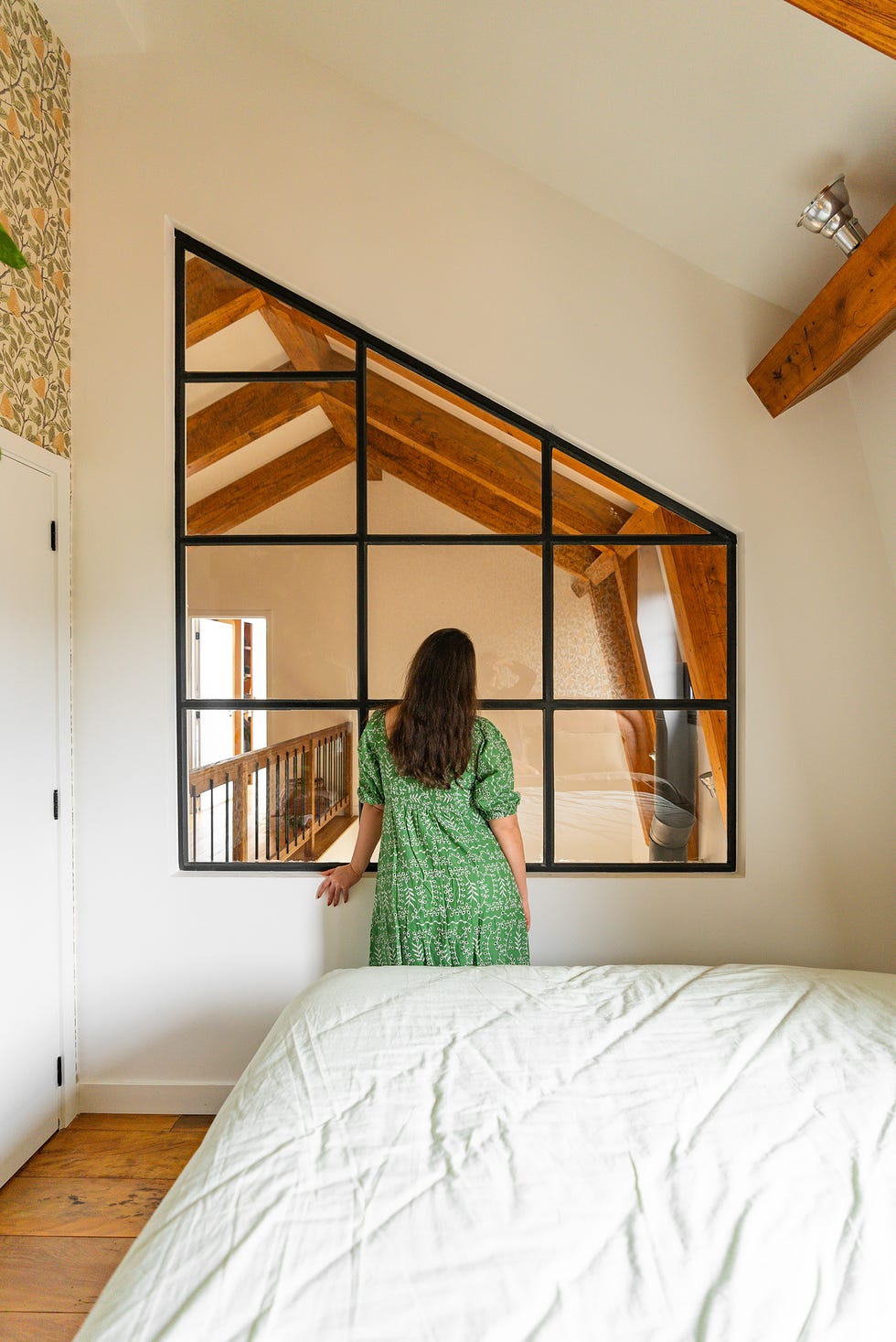 dormitorio abuhardillado con ventanal