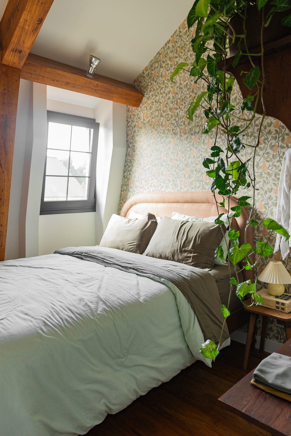 dormitorio con papel pintado floral