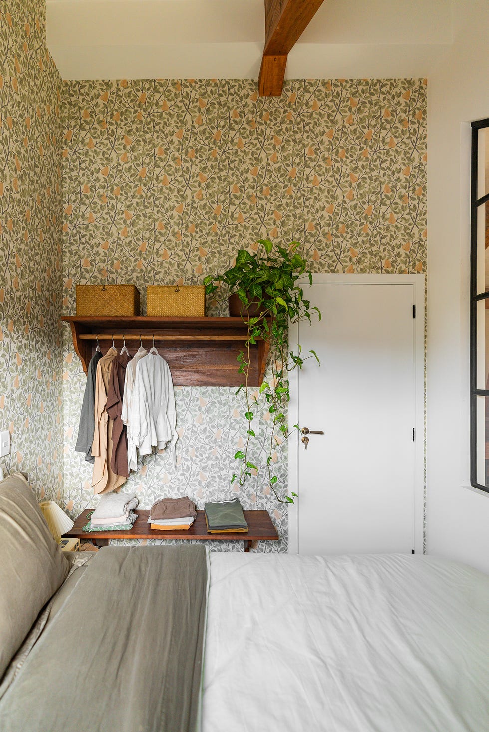 dormitorio con papel pintado floral