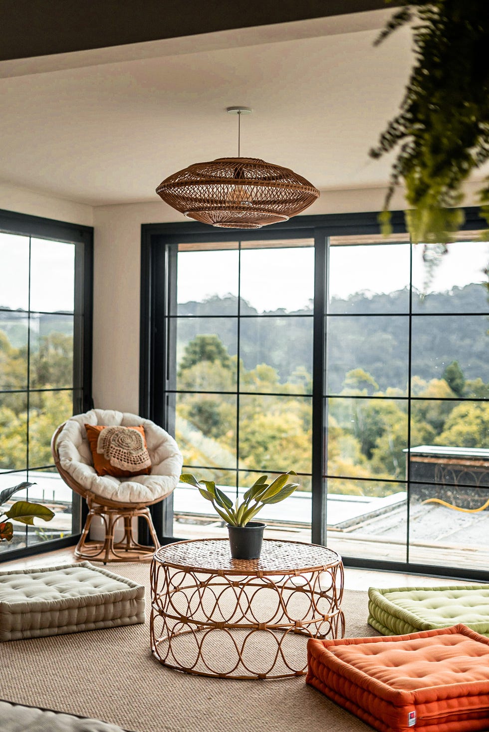 porche cubierto con muebles de ratán