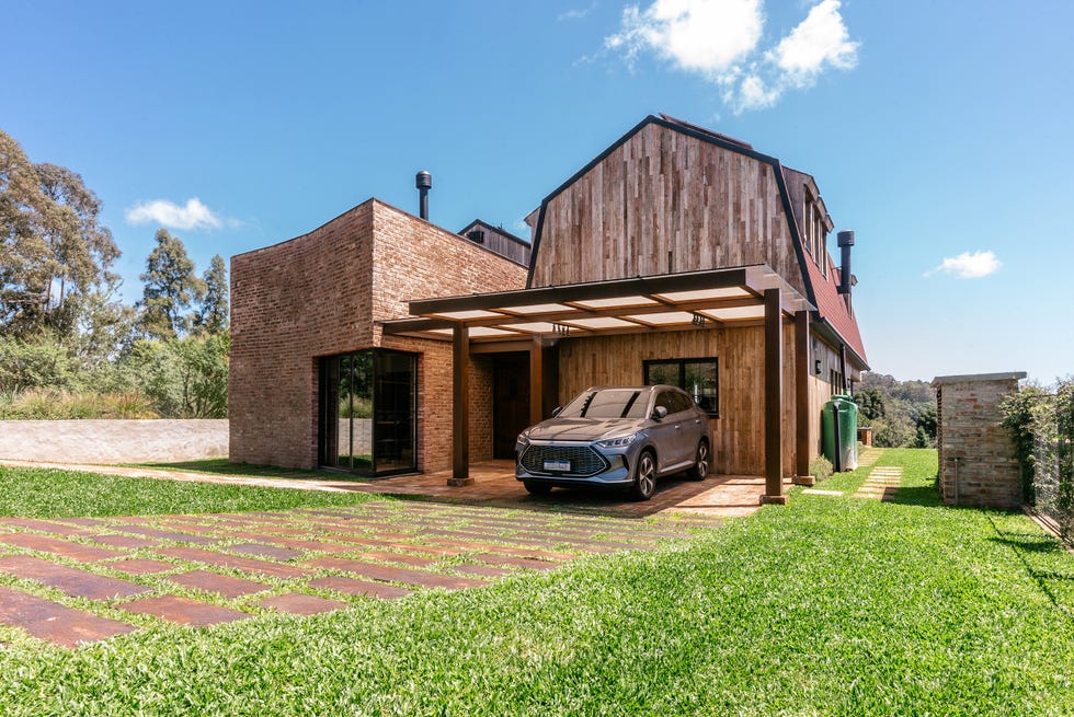 casa de arquitectura moderna con porche