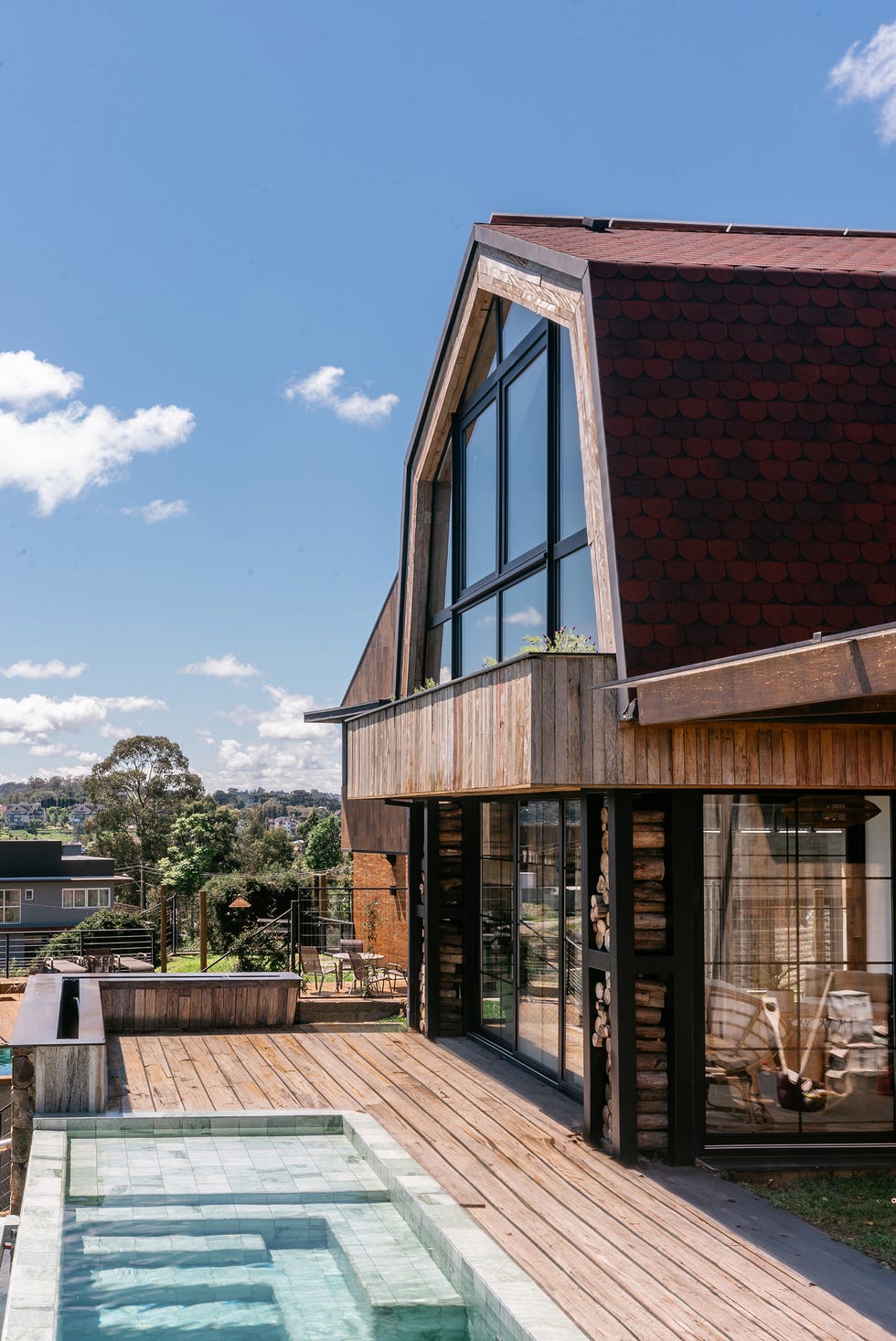 terraza con tarima de madera y piscina