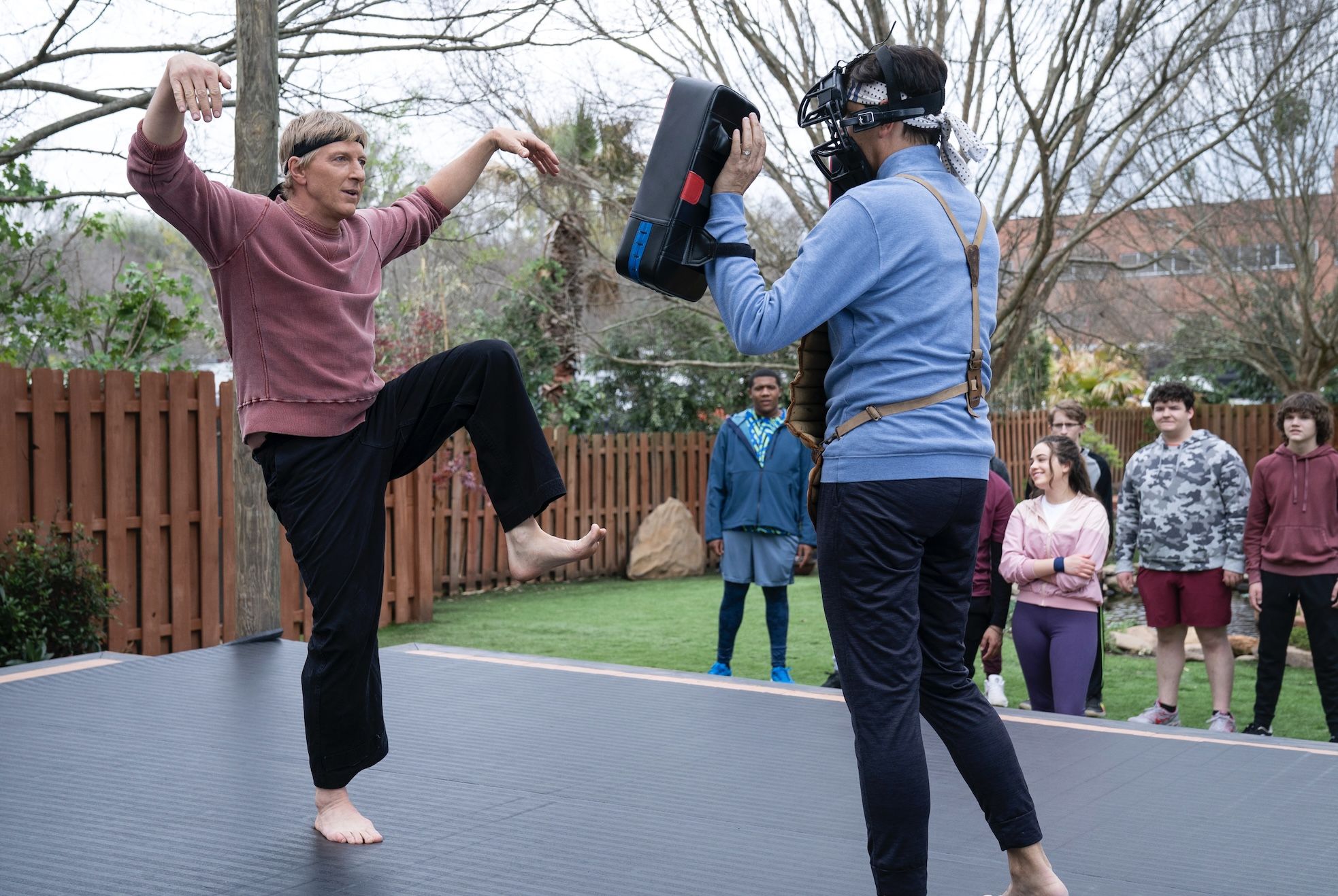 Cobra Kai: 4º ano ganha pôsteres individuais com Johnny, Miguel e Hawk