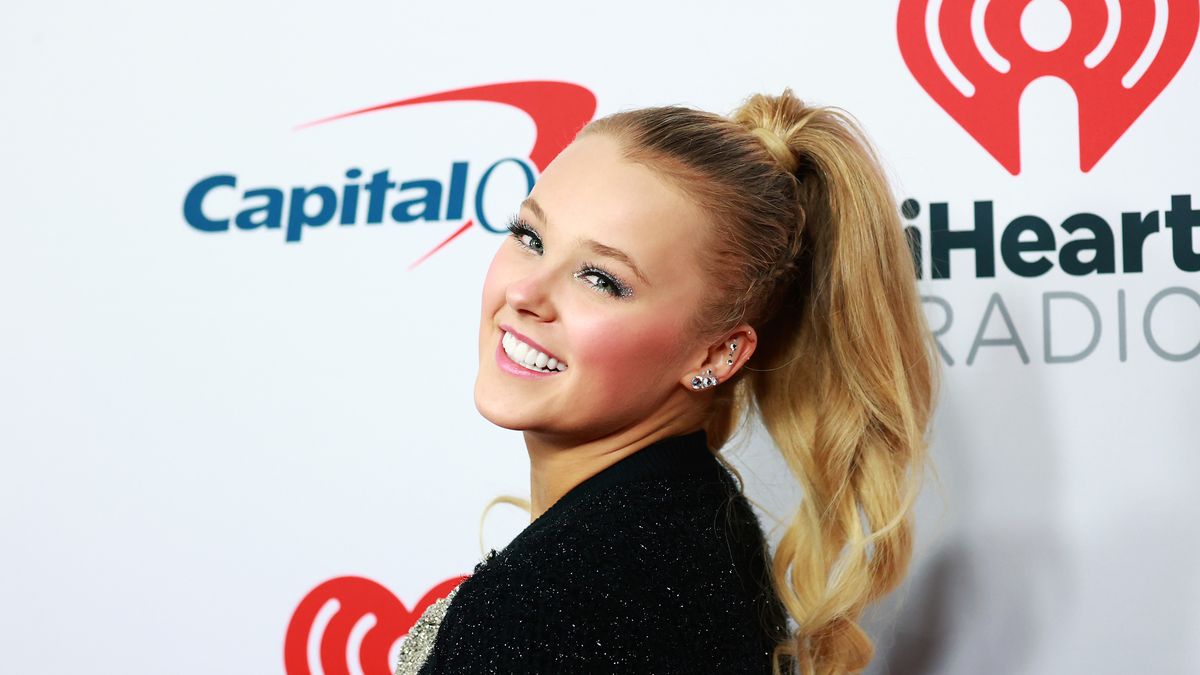 preview for Jojo Siwa SHUTS DOWN Concert Goer Who Asked Her Not To Mention Her Sexuality!