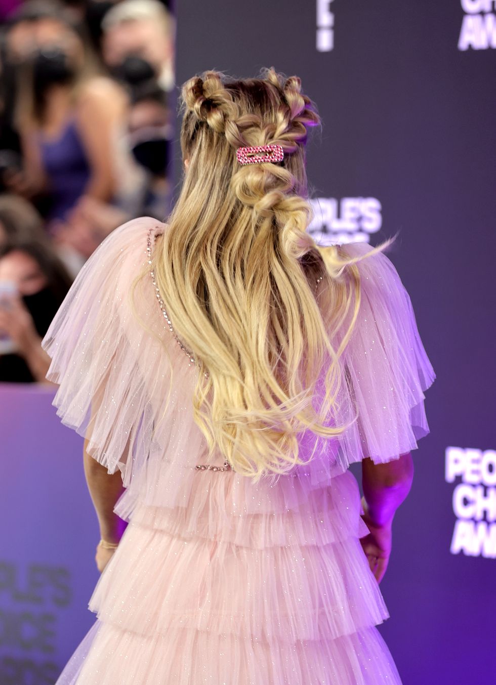 santa monica, california   december 07 jojo siwa, hair detail, attends the 47th annual peoples choice awards at barker hangar on december 07, 2021 in santa monica, california photo by amy sussmangetty images,