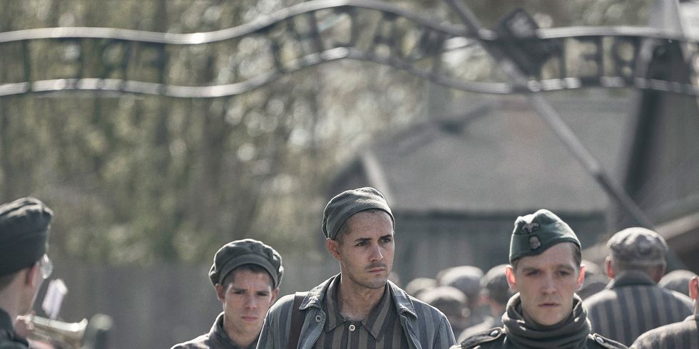 jonah hauerking como lali sokolov caminando por auschwitz con el actor alemán jonas nay como el oficial nazi stefan baretzki en el tatuador de auschwitz