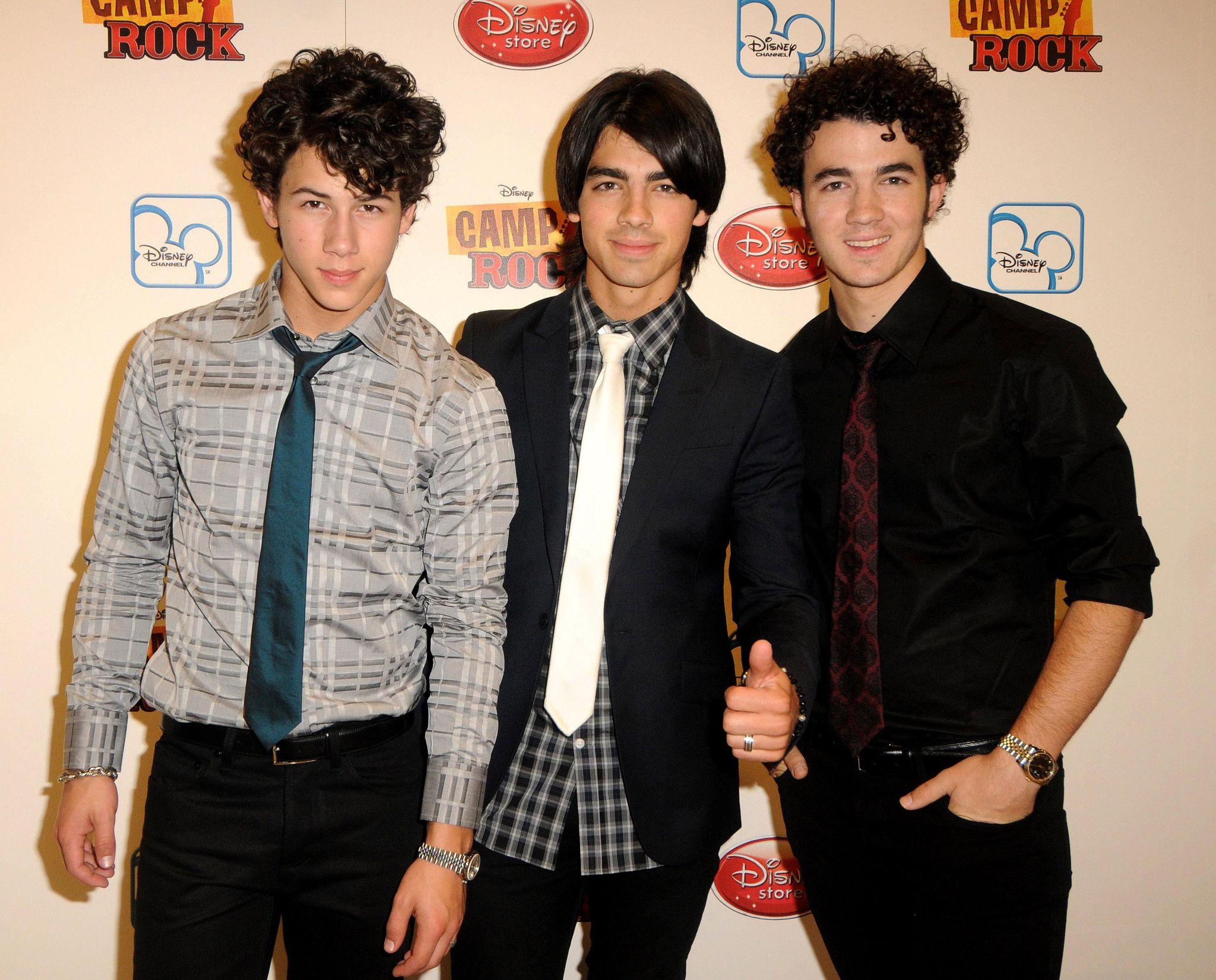 Brothers camp. Братья Джонас из Кемп рока. La Baby Jonas brothers Кэмп рок. Mercy Jonas brothers год. Jonas brothers posters.