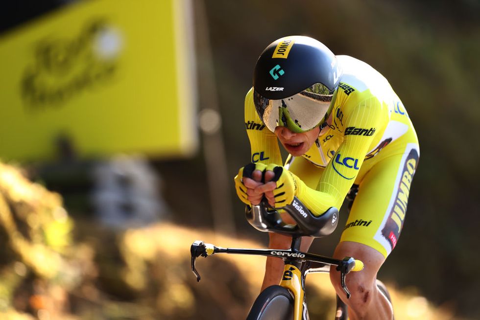 jonas vingegaard in het geel tijdens de tijdrit in de 109ste tour de france 2022 stage 20