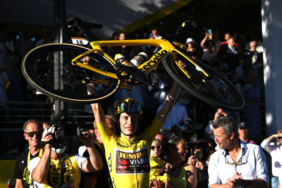 jonas vingegaard met zijn gele fiets na zijn winst in de tour de france 2022