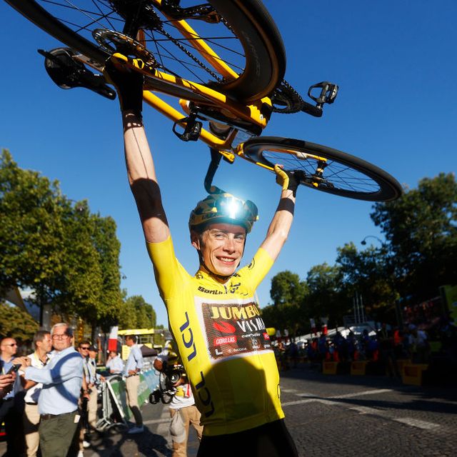 jonas vingegaard viert zijn overwinning in het eindklassement van de tour de france 2022