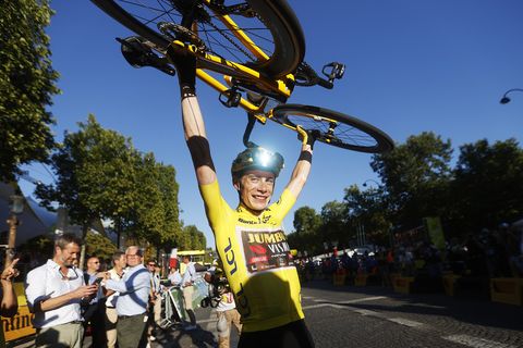 paris, france july 24 jonas vingegaard rasmussen of denmark and team jumbo visma yellow leader jersey celebrates at finish line as overall race winner during the 109th tour de france 2022, stage 21 a 115,6km stage from paris la défense to paris champs Élysées tdf2022 worldtour on july 24, 2022 in paris, france photo by yoan valat poolgetty images