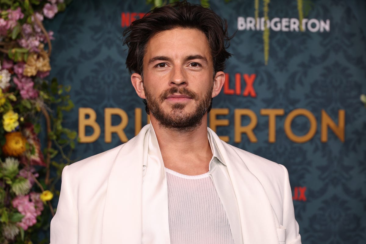 preview for Jonathan Bailey talks Bridgerton