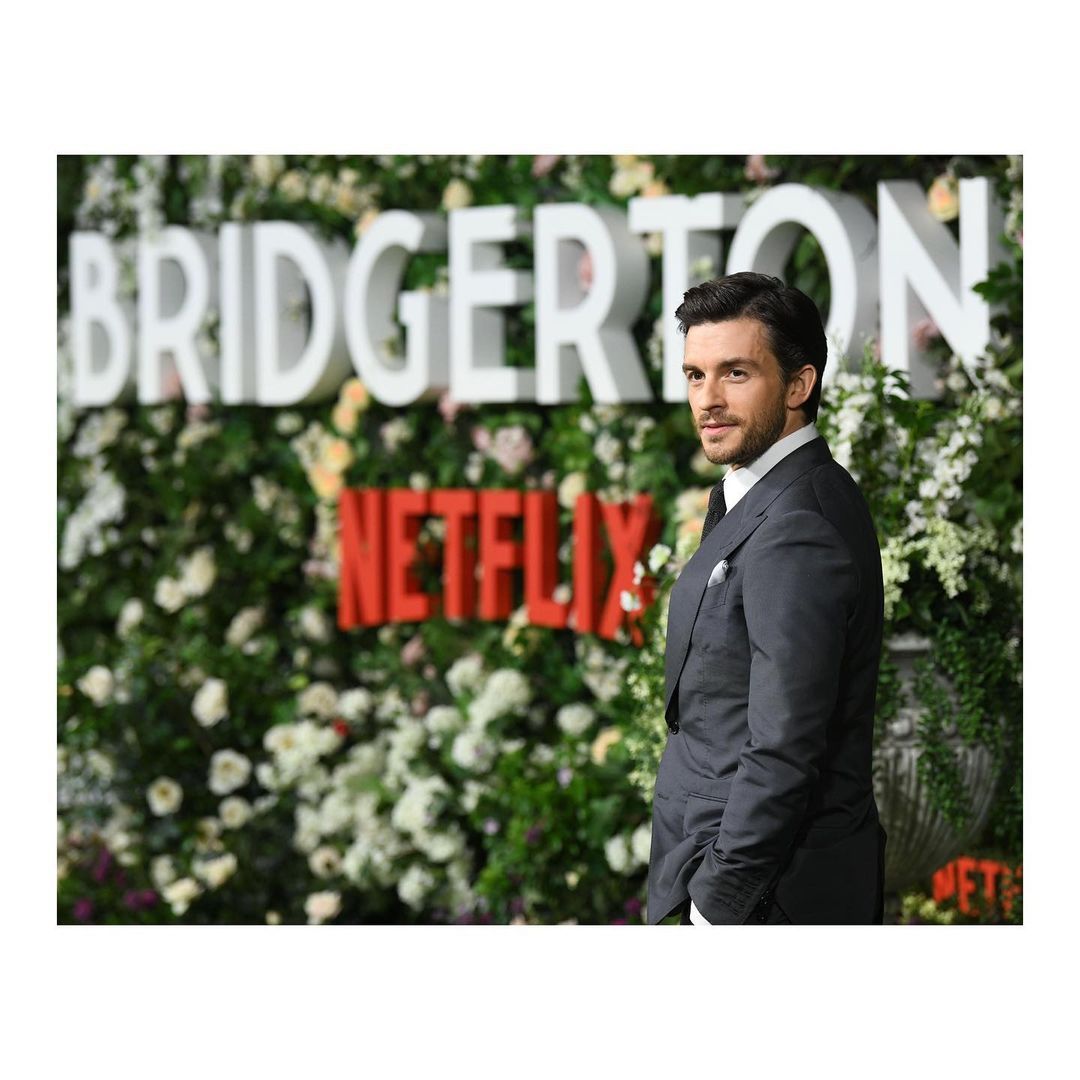 Jonathan Bailey di Bridgerton sarà il protagonista di un film con Felicity  Jones