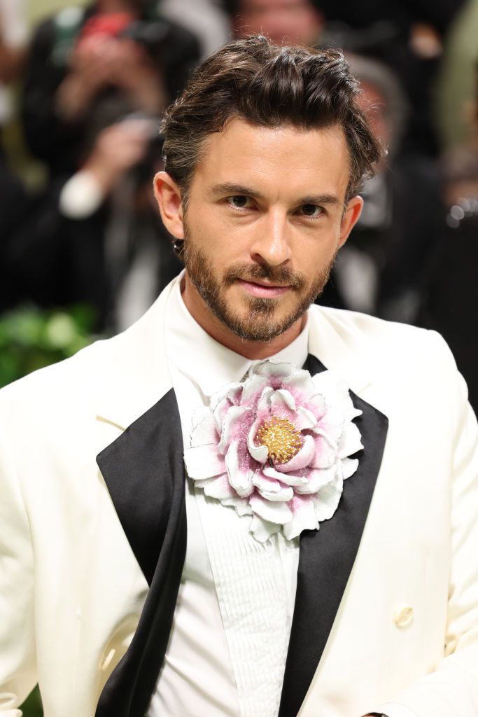 new york, new york may 06 jonathan bailey attends the 2024 met gala celebrating sleeping beauties reawakening fashion at the metropolitan museum of art on may 06, 2024 in new york city photo by aliah andersongetty images