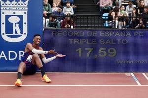 jordan díaz posa con la cifra de su récord de españa