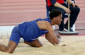 jordan díaz se levanta tras batir el récord de españa de triple salto en salamanca