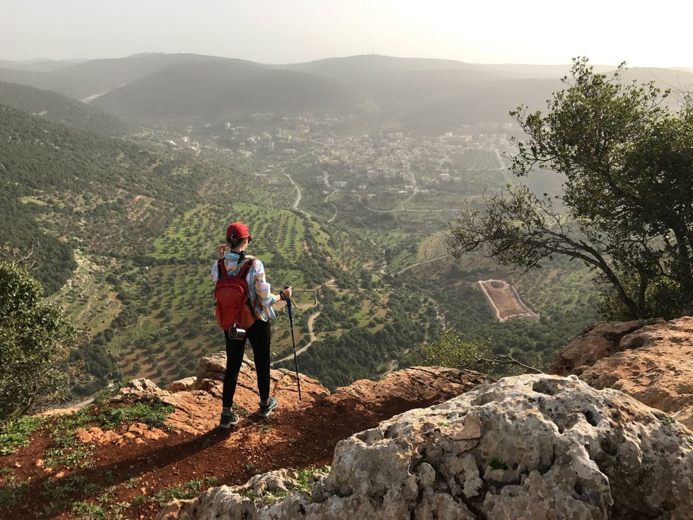 Schrijfster Sunny Fitzgerald bekijkt het landschap van Zubia en Bergesh langs de Jordan Trail