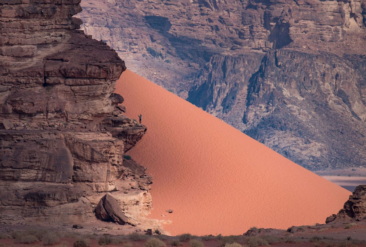 Wadi Rum is de grootste vallei van Jordani Veel mensen verkennen dit ruige landschap te voet of per auto maar een paard is hier misschien wel het ideale vervoermiddel
