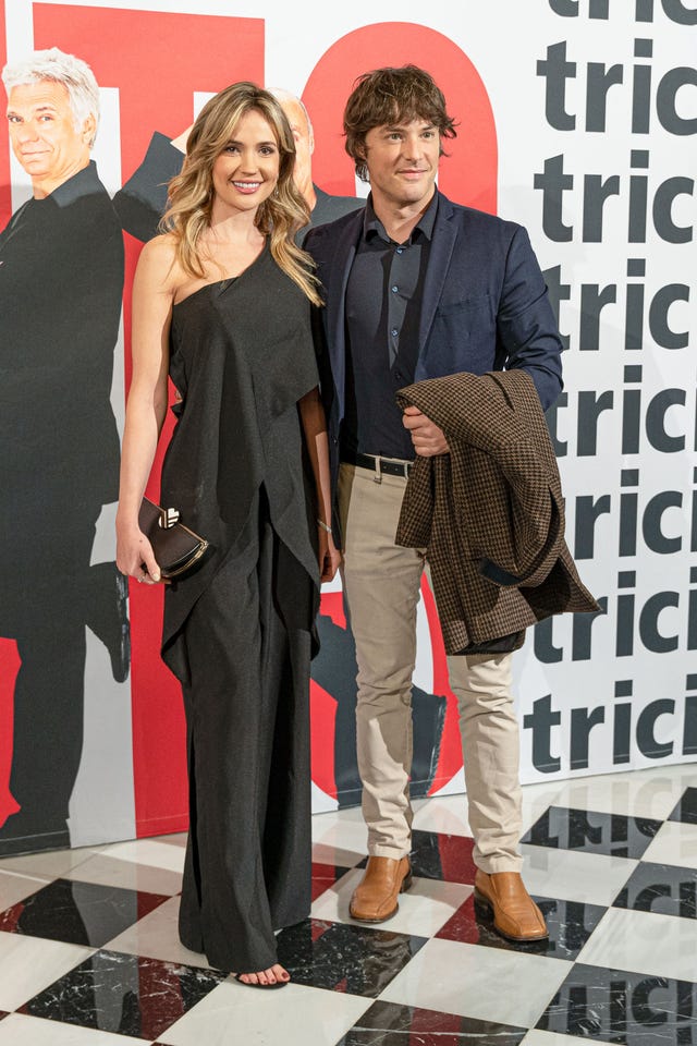 jordi cruz y su novia, rebecca lima, posan juntos en un espectaculo de tricicle en barcelona