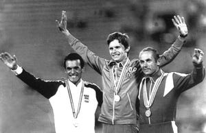 jordi llopart, a la izquierda, saluda en el podio olímpico de los 50 kilómetros marcha de moscú 1980 fue el primer medallista olímpico del atletismo español