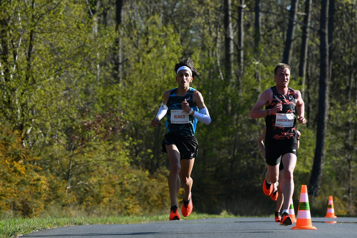 jorge blanco corre una carrera de 10k en francia en un evento de asics
