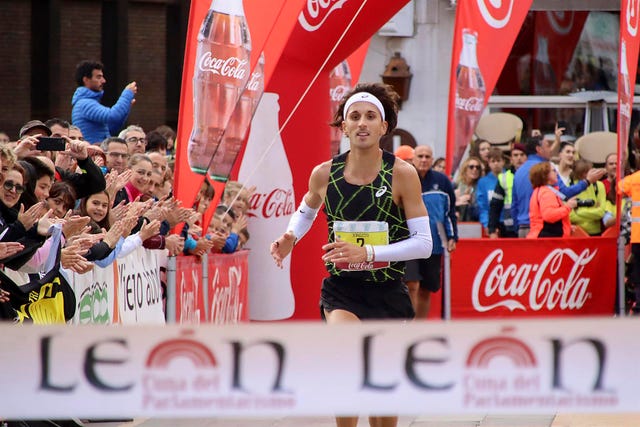 jorge blanco cruza en primer lugar la 10k de león