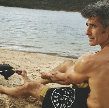 jorge fernández celebra sus 50 años mostrando músculo en men's health