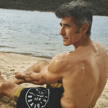 jorge fernández celebra sus 50 años mostrando músculo en men's health